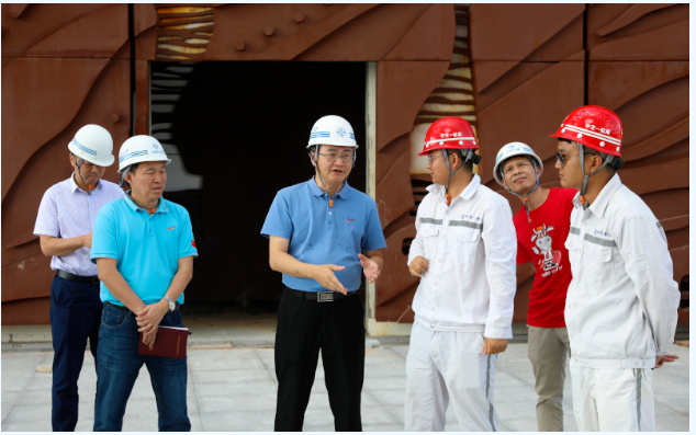 歡迎三沙市市委常委，市長鄧忠蒞臨我司承接的三沙廣場項目，三沙文體館項目現(xiàn)場調(diào)研并指導(dǎo)